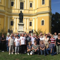 csoportkép a nagyváradi székesegyház előtt