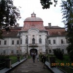 Gernyeszegen a Grassalkovich-stílusú Teleki-kastély bejáratánál a jelenlegi tulajdonos, gróf Teleki Kálmán fogadott és kalauzolt végig az épületen