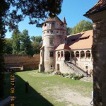 Erdély legszebb reneszánsz kastélyát, a keresdi Bethlen-kastélyt az örökösök Csaba testvérnek engedték át, aki az otthonaiból kikerült fiatalokat szakmára, életvitelre oktató központját alakítja ki itt